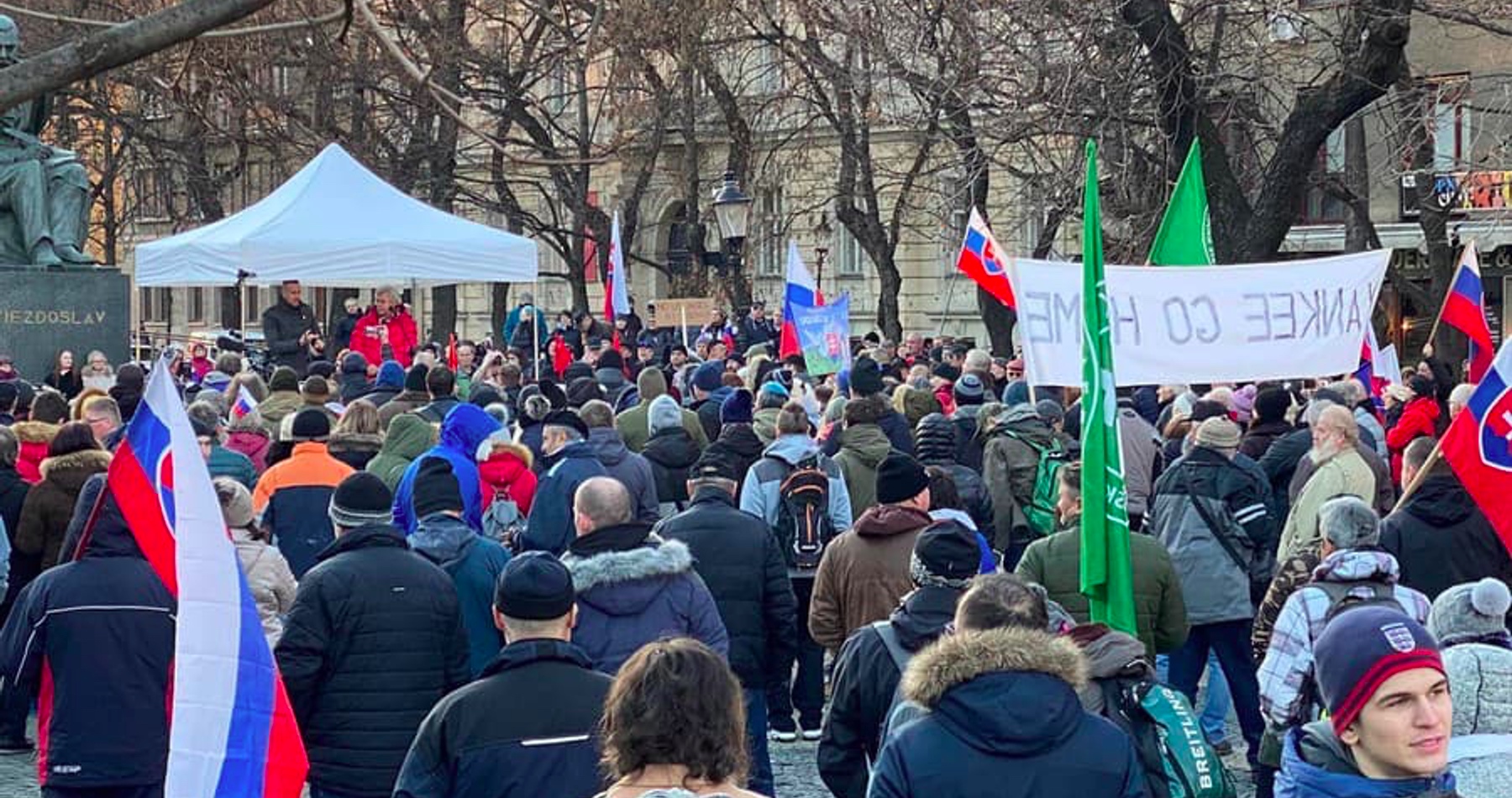 VIDEO: Slováci vyjadrili masovo svoj odpor voči okupačnej dohode s USA protestom pred americkou ambasádou v Bratislave: „My sme tu doma! Slovensko si nedáme! Zradcovia odstúpiť!“